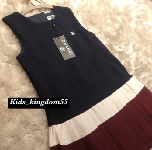 فستان شانيل مزين ببروش علامة شانيل