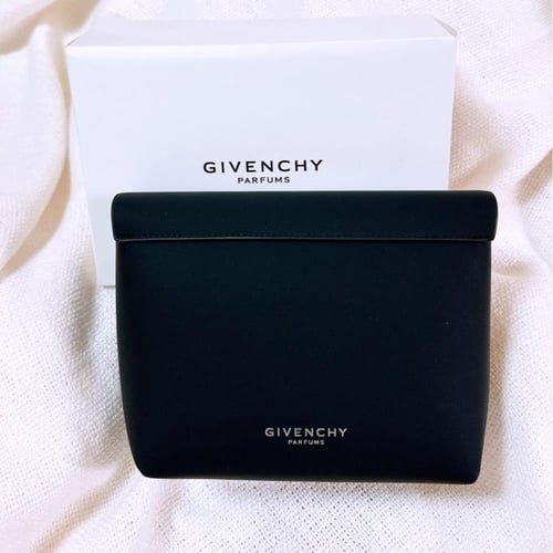 شنطة جفنشي فلاب لاب اصليه مع علبه جفنشي/ الكيس اخت...