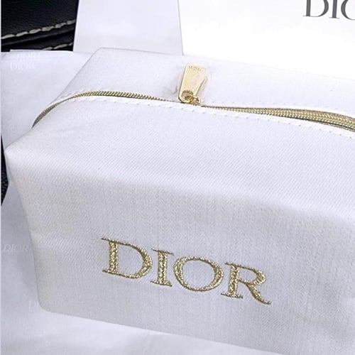 طقم شنطة ديور الانيقه و المطرزه بشعار Dior بارز