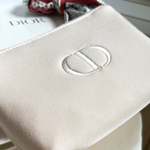 طقم شنطة ديور مع روج ديور و كريم للوجه و اساس مع ك...