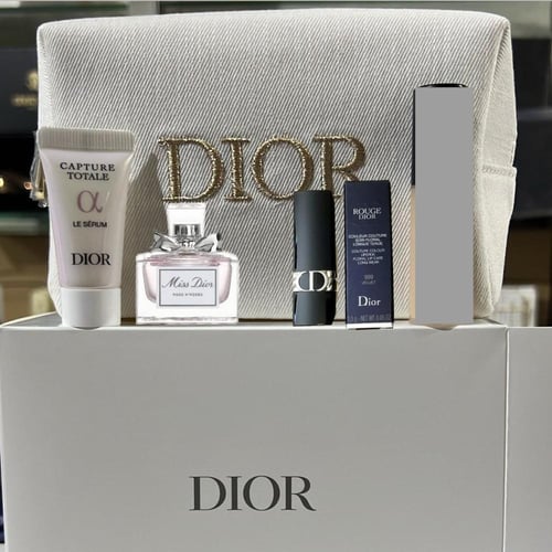 طقم شنطة ديور الانيقه و المطرزه بشعار Dior بارز