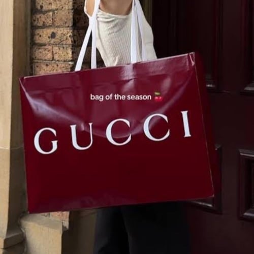 علبه قوتشي كبيرة + كيس قوتشي عنابي + شريط + كرت و...