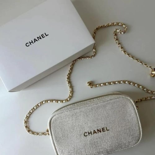 حقيبة شانيل البيج اصليه مع ستراب ذهبي Chanel Pouch...