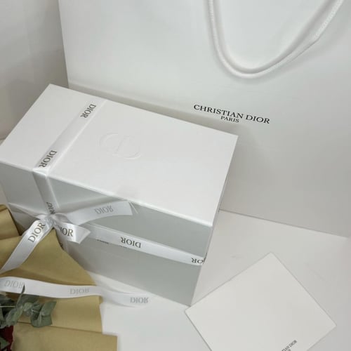 صندوق كريستيان ديور (وسط) للهدايا مع خدادية صغيرة...