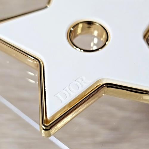 تعليقة و ميدالية نجمة ديور بوجهين اصليه حصرية