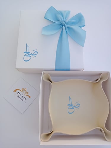 30 قطعه جلد لساعات و المجوهرات مع علبه خارجية و طب...