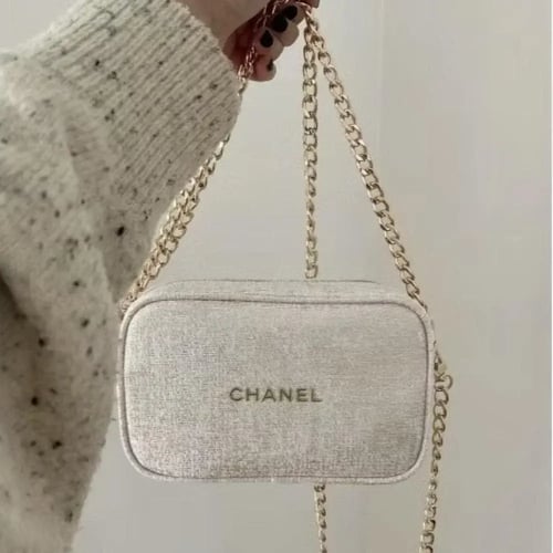 حقيبة شانيل البيج اصليه مع ستراب ذهبي Chanel Pouch...
