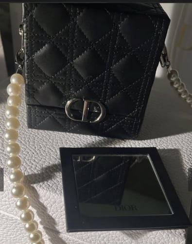 شنطة ديور الصغيرة مع ستراب لولو و علبه و كيس اصلي