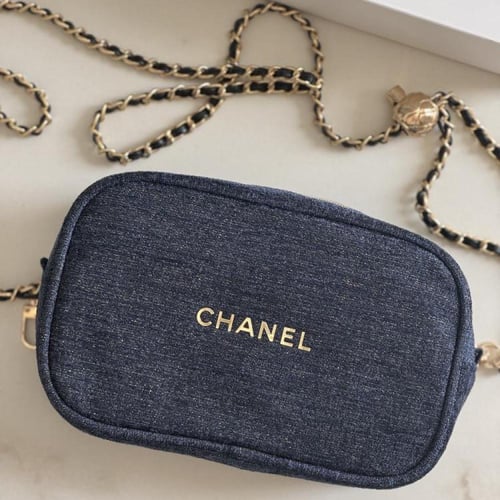 حقيبة شانيل كحليه اصليه مع ستراب ذهبي Chanel Pouch...