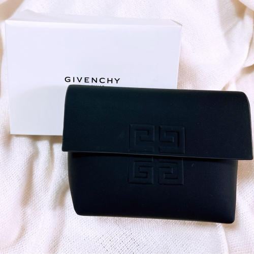 شنطة جفنشي فلاب لاب اصليه مع علبه جفنشي/ الكيس اخت...