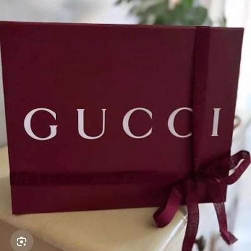 علبه قوتشي كبيرة + كيس قوتشي عنابي + شريط + كرت و...