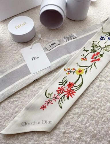 10 توزيعات (سكارف/ علب/ كيس) بتصميم ديور مع علبه د...