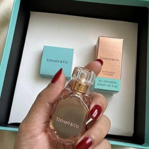 علبه تيفاني تحتوي عطر تيفاني الخاص مع حبة شوكلاته
