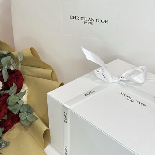 صندوق كريستيان ديور (صغير) للهدايا مع خدادية صغيرة...