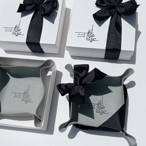 30 قطعه جلد لساعات و المجوهرات مع علبه خارجية و طب...