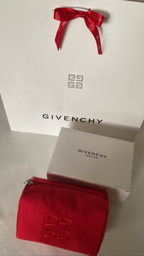 علبه تحتوي على شنطة لحفظ المكياج من جفنشي اصليه مع...