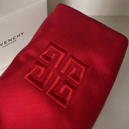 علبه تحتوي على شنطة لحفظ المكياج من جفنشي اصليه مع...