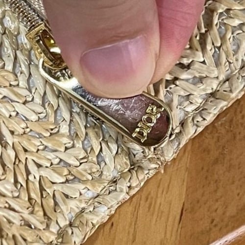 باوتش Dior الاصلية بتطريز لشعار مع ستراب لولو