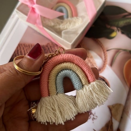 ميدالية مفاتيح بشكل قوس الالوان