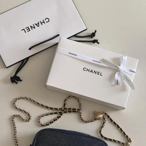 حقيبة شانيل كحليه اصليه مع ستراب ذهبي Chanel Pouch...