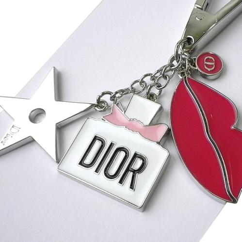 ميدالية و تعليقة ديور Dior