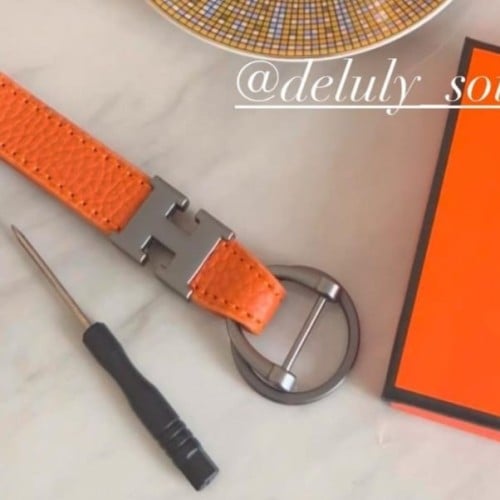 ميداليه جلد H بتصميم ايرمز في علبه ايرمز مع شريط ا...