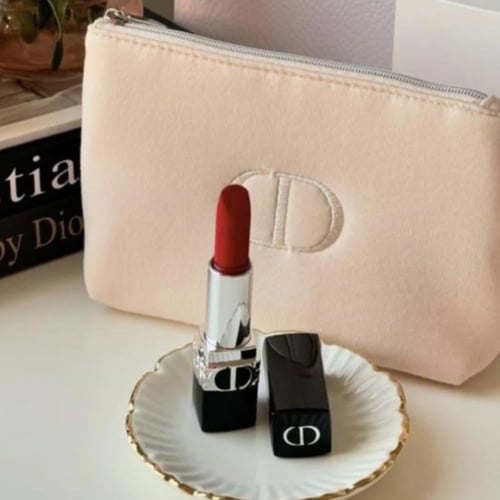 طقم شنطة ديور مع روج ديور و كريم للوجه و اساس مع ك...