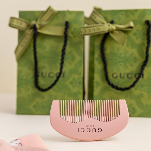 10 مشط قوتشي خشبي وردي خلاب في كيس قماشي (الكيس من...