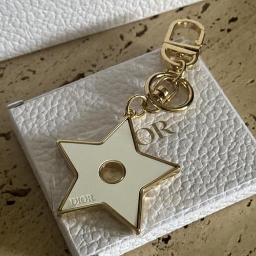 تعليقة و ميدالية نجمة ديور بوجهين اصليه حصرية