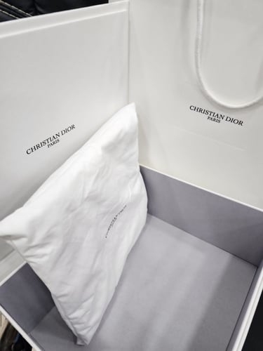 صندوق كريستيان ديور (صغير) للهدايا مع خدادية صغيرة...