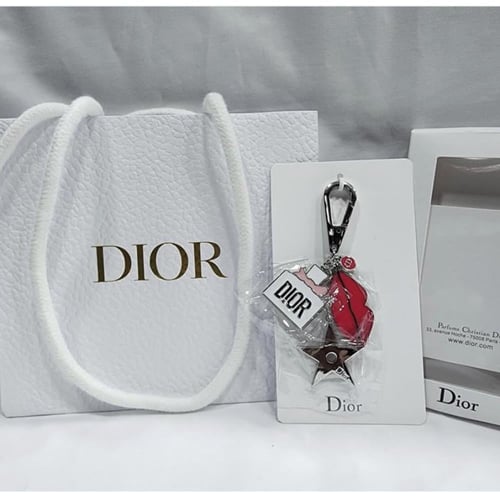 ميدالية و تعليقة ديور Dior