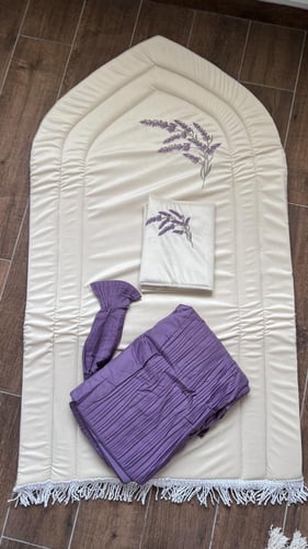 طقم سجادة صلاة باغصان اللافندر - كحلي او موڤ او ور...