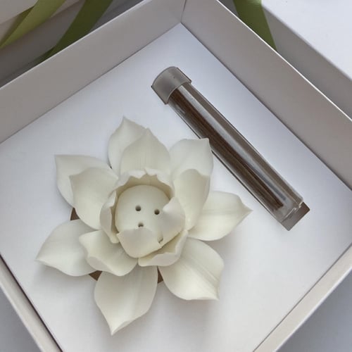 وردة اللوتس مع اعواد البخور المروكي مع علبه بدون ط...