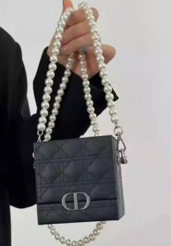 شنطة ديور الصغيرة مع ستراب لولو و علبه و كيس اصلي