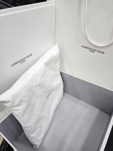 صندوق كريستيان ديور (وسط) للهدايا مع خدادية صغيرة...