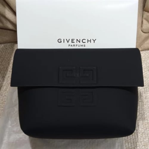 شنطة جفنشي فلاب لاب اصليه مع علبه جفنشي/ الكيس اخت...