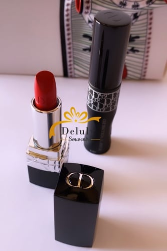 طقم شنطة جلد من ديور مع روج ومسكارا مع كيس ديور اص...