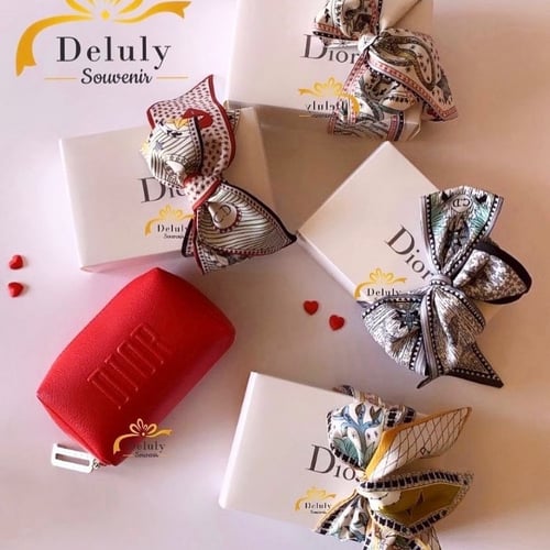 طقم شنطة جلد من ديور مع روج ومسكارا مع كيس ديور اص...