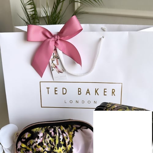 طقم تيد بيكر الحصري /حقيبه تيد بيكر مع 3 منتجات مع...