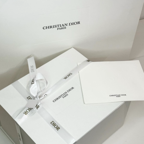 صندوق كريستيان ديور (وسط) للهدايا مع خدادية صغيرة...