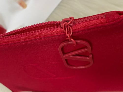 فالنتينو Valentino باوتش مع عطرين امبولات و كيسها...