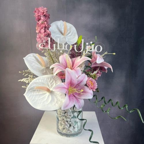 فازة زجاجية بتفاصيل وردية