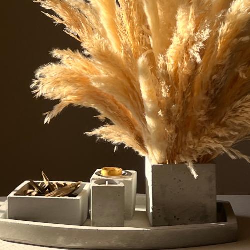 مجموعة كبيره مزينه بالريش الطبيعي