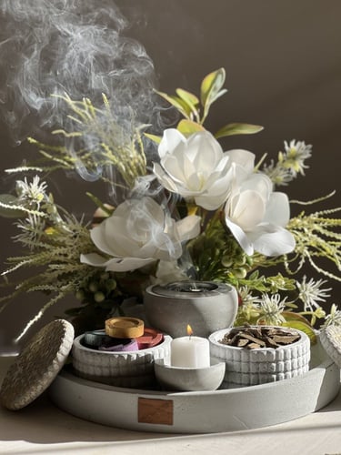 بكج مجموعة مزينه بالورد الابيض والاغصان الخضراء