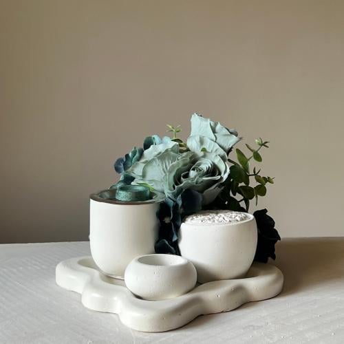 مجموعة صغيره مزينه بزهور سماوي اللون