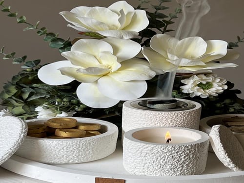 مجموعه مميزه وفريده مزينه بزهور بيضاء كبيره