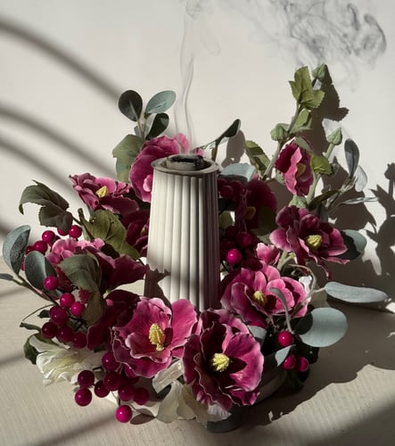 مبخره مزينه بالورود الفوشيه