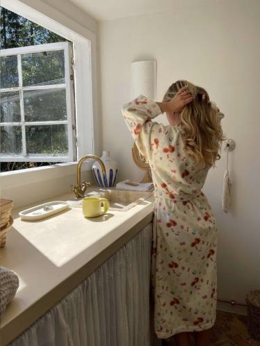 Djerf Avenue Go slow fruit robe