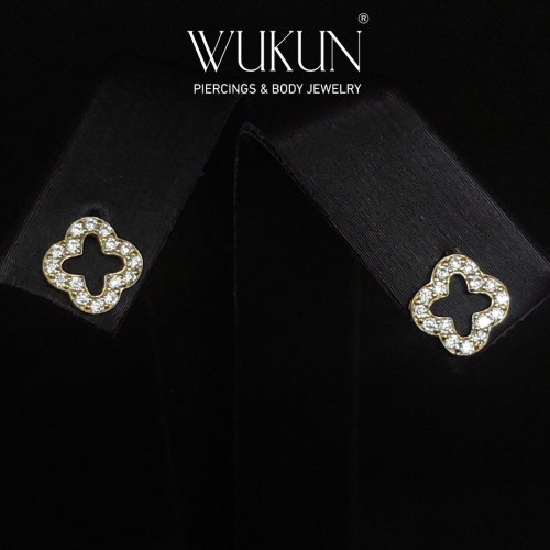 أقراط ذهب عيار 18k بشكل زهرة الكلوفر مفرغة