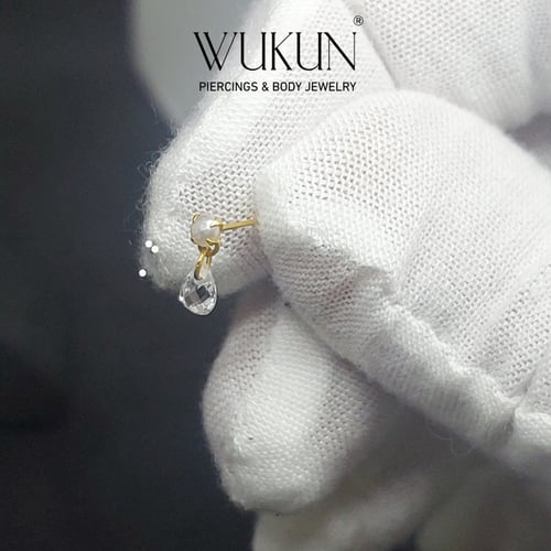 زمام بيرسينج ذهب عيار 18K بحبة لؤلؤ مستزرع وسط وفص...